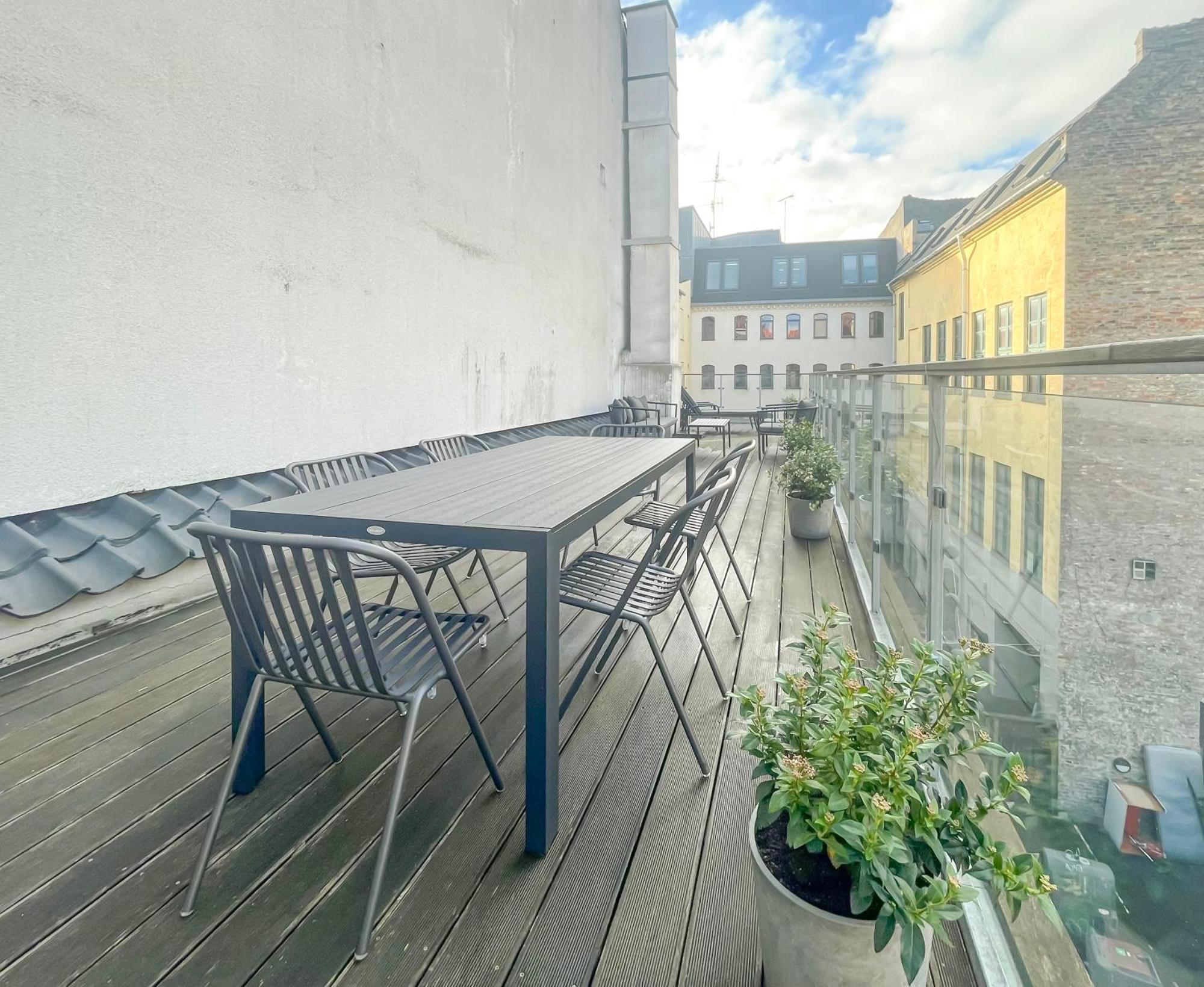 Big 4 Bedroom Flat With Bathtub By Cph Hall Square